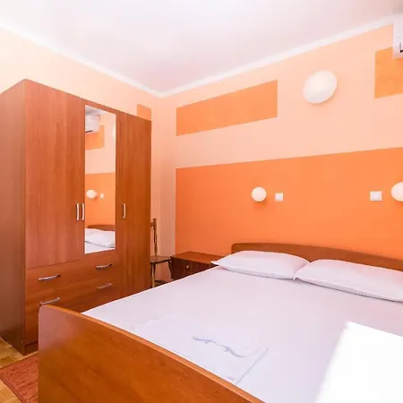 Dejana Gostinjska kuća 3*